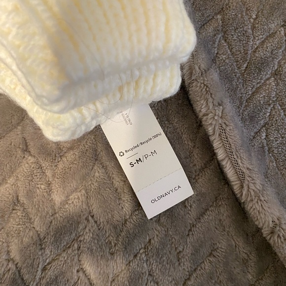 Old Navy Women’s Mittens - Picture 3 of 3